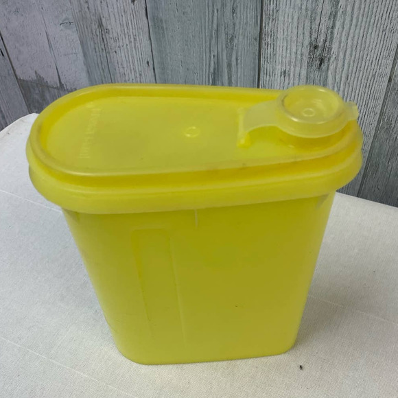 Vintage Tupperware Yellow Store N Pour 32oz Pourable Container Lid Pitcher - Picture 1 of 5